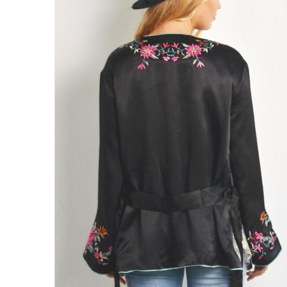 🍒NWOT🍒 FREE PEOPLE EMBROIDERED SATIN KIMONO - Picture 9 of 10